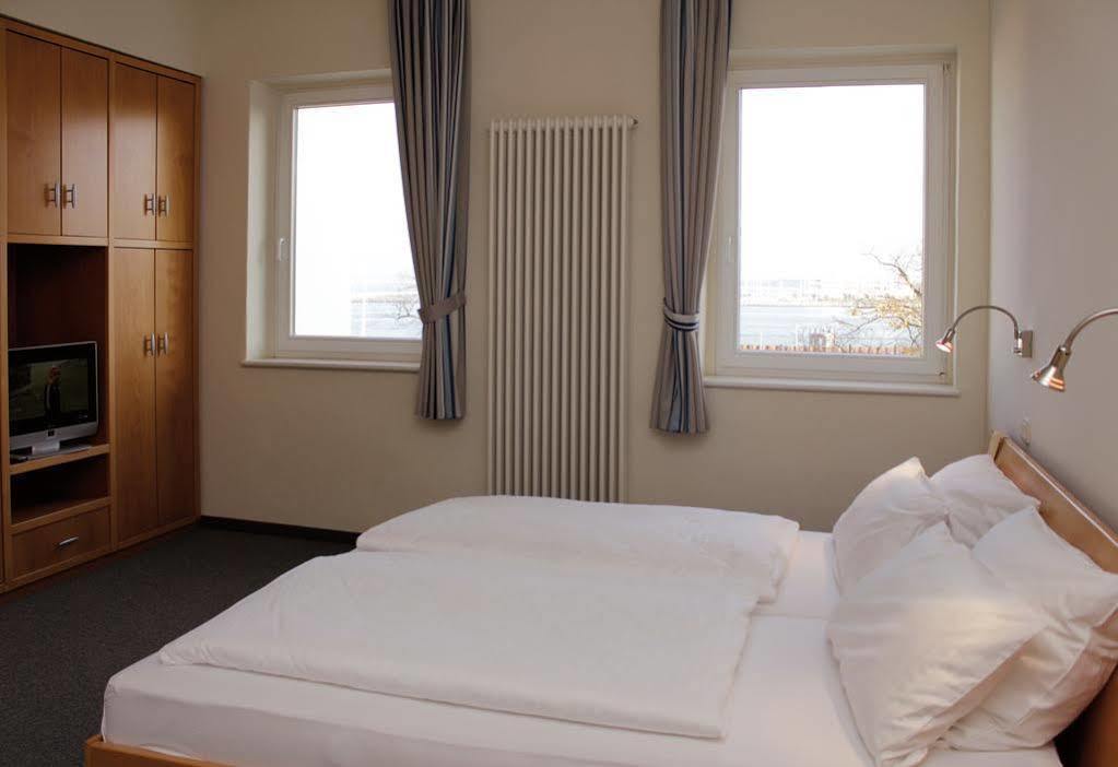 Hotel Am Leuchtturm Росток Экстерьер фото